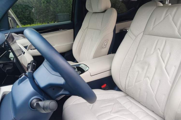 Used Zeekr 009 2024 Six-Seat Executive Version 4WD 108 kWh Left Front Seat