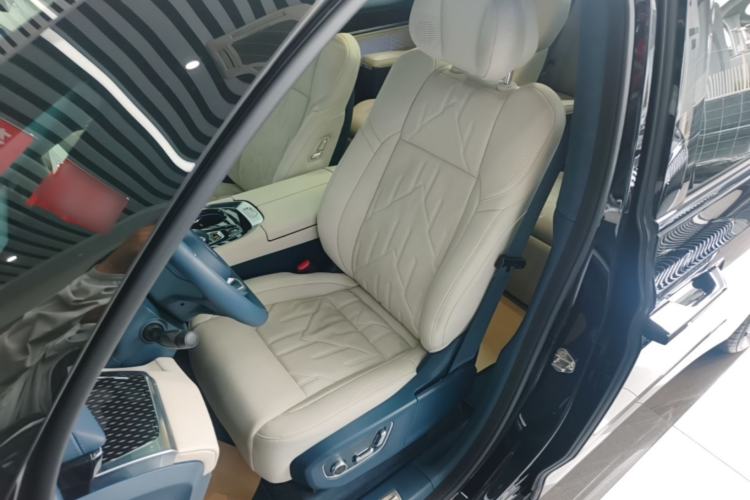 Used Zeekr 009 2024 7-Seater Walk-Through Version Four-Wheel Drive 108 kWh Left Front Seat