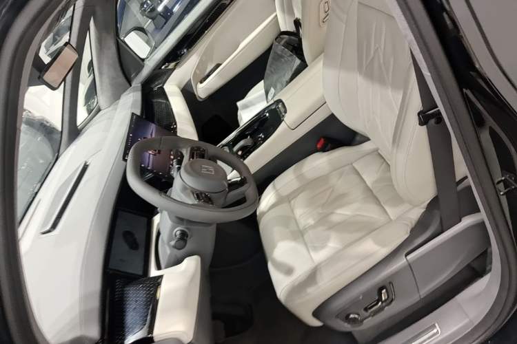 Used Zeekr 009 2024 7-Seater Walk-Through Version Four-Wheel Drive 108 kWh Left Front Seat