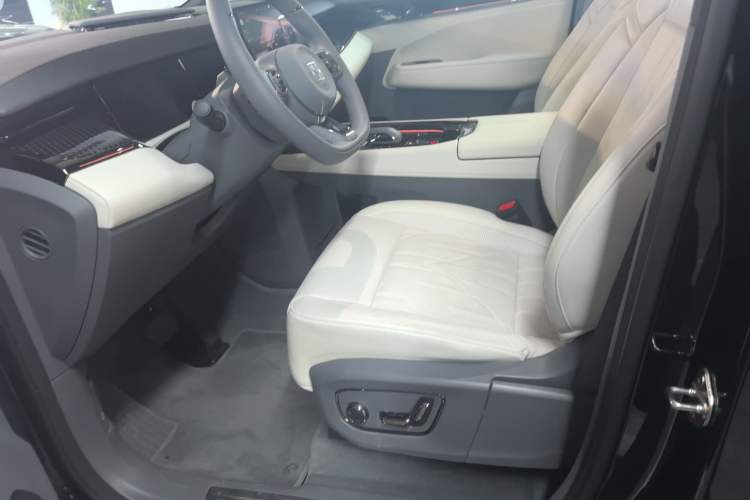 Used Zeekr 009 2024 7-Seater Walk-Through Version Four-Wheel Drive 108 kWh Left Front Seat
