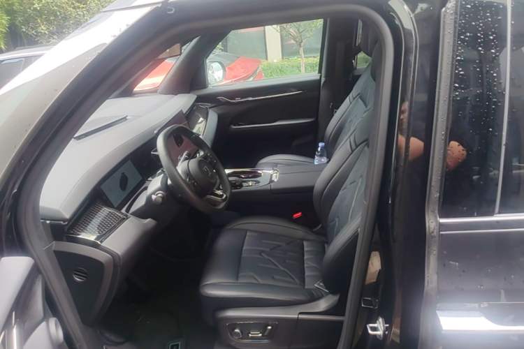 Used Zeekr 009 2024 Six-Seat Executive Version 4WD 108 kWh Left Front Seat