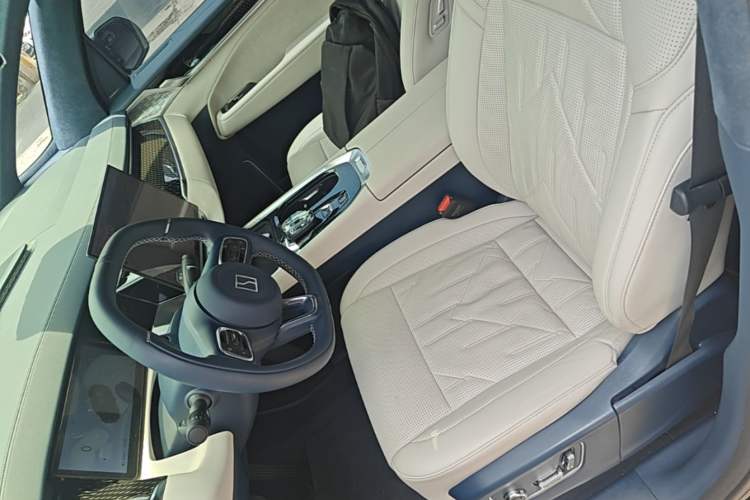Used Zeekr 009 2024 Six-Seat Executive Version 4WD 108 kWh Left Front Seat
