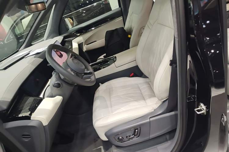 Used Zeekr 009 2024 7-Seater Walk-Through Version Four-Wheel Drive 108 kWh Left Front Seat