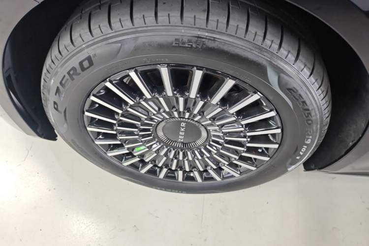 Used Zeekr 009 2024 7-Seater Walk-Through Version Four-Wheel Drive 108 kWh Left Front Wheel Hub