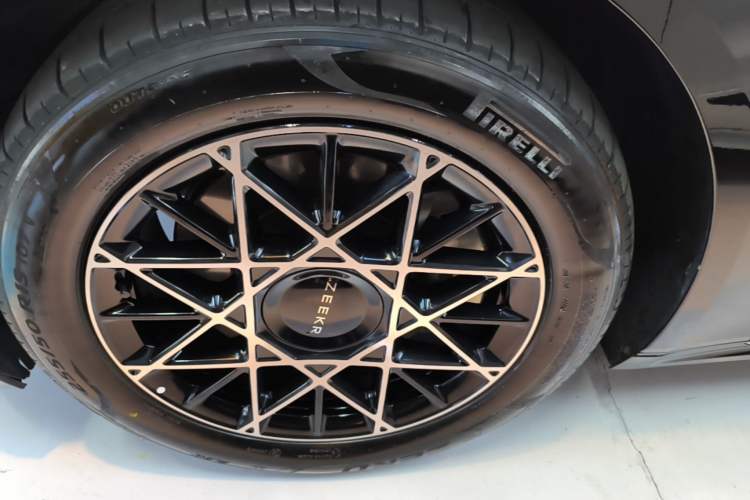 Used Zeekr 009 2024 Six-Seat Executive Version 4WD 108 kWh Left Front Wheel Hub