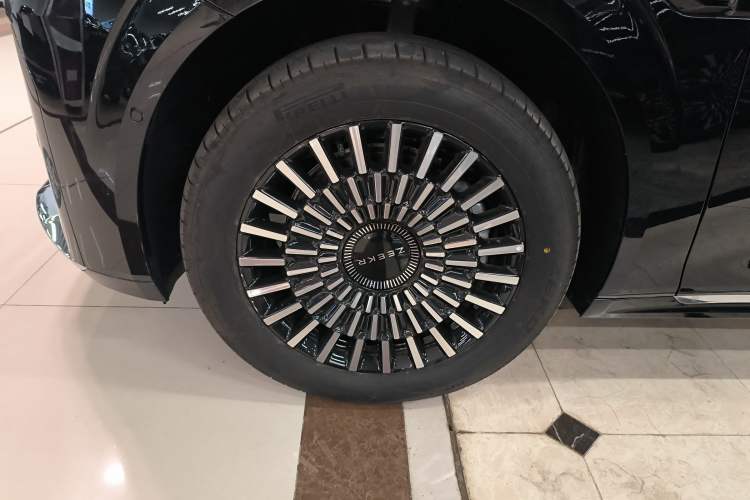 Used Zeekr 009 2024 7-Seater Aisle Version 108 kWh Left Front Wheel Hub