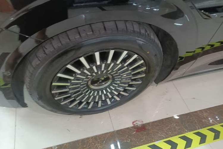 Used Zeekr 009 2024 7-Seater Walk-Through Version Four-Wheel Drive 108 kWh Left Front Wheel Hub