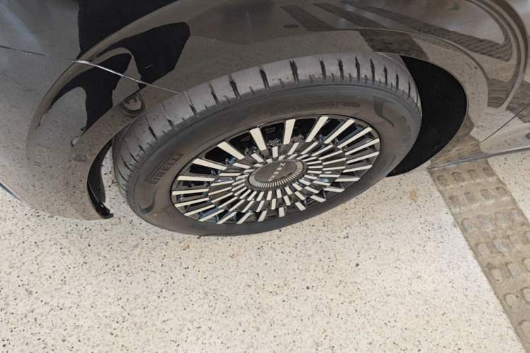 Used Zeekr 009 2024 Six-Seat Executive Version 4WD 108 kWh Left Front Wheel Hub