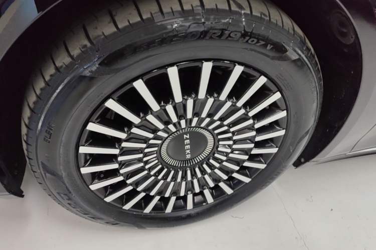 Used Zeekr 009 2024 7-Seater Walk-Through Version Four-Wheel Drive 108 kWh Left Front Wheel Hub