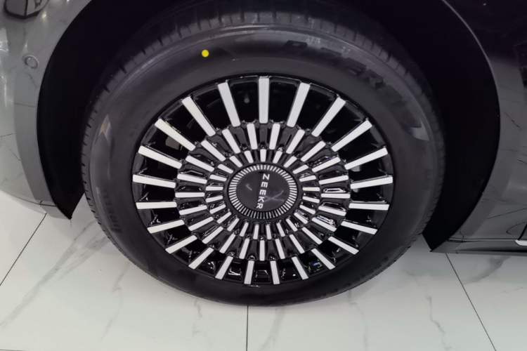 Used Zeekr 009 2024 Six-Seat Executive Version 4WD 108 kWh Left Front Wheel Hub