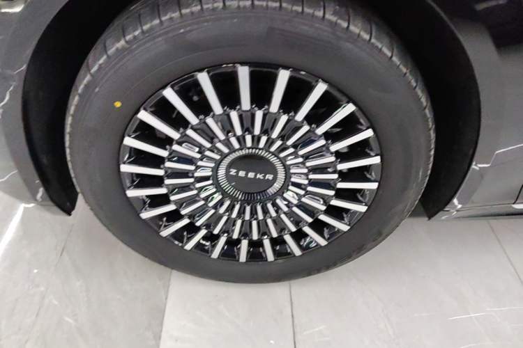Used Zeekr 009 2024 7-Seater Aisle Version 108 kWh Left Front Wheel Hub