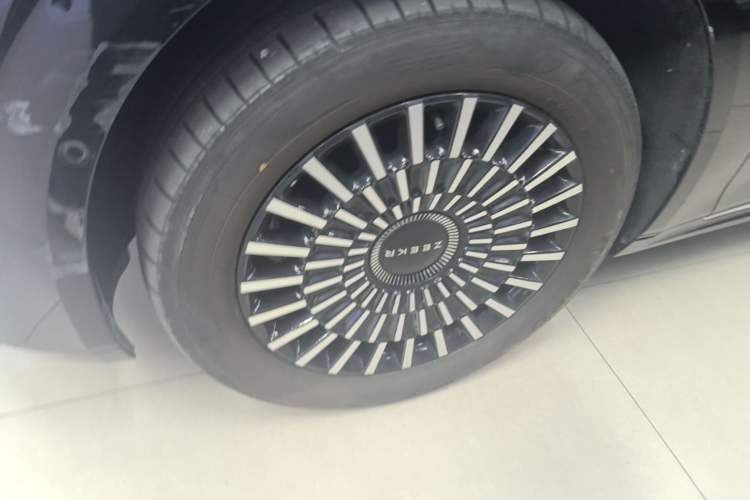 Used Zeekr 009 2024 Six-Seat Executive Version 4WD 108 kWh Left Front Wheel Hub