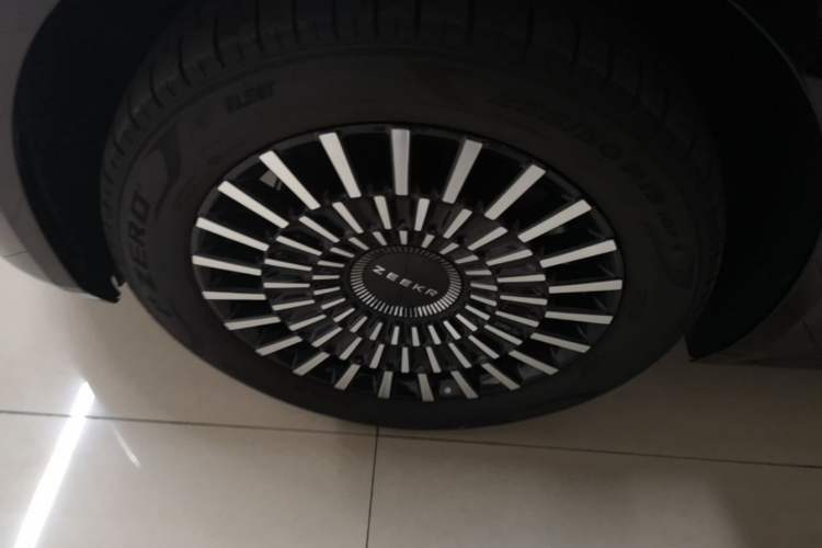 Used Zeekr 009 2024 7-Seater Aisle Version 108 kWh Left Front Wheel Hub