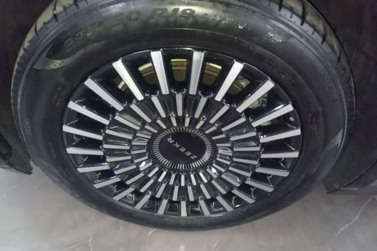 Used Zeekr 009 2024 Six-Seat Executive Version 4WD 108 kWh Left Front Wheel Hub