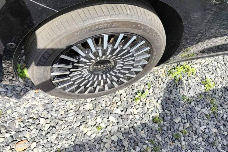 Used Zeekr 009 2024 7-Seater Walk-Through Version Four-Wheel Drive 108 kWh Left Front Wheel Hub