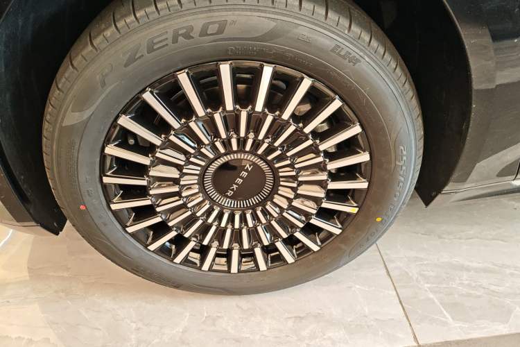Used Zeekr 009 2024 7-Seater Aisle Version 140 kWh Left Front Wheel Hub