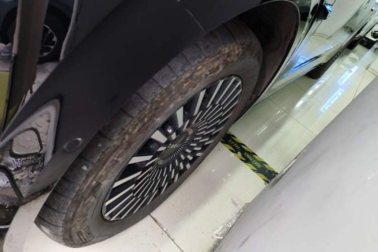 Used Zeekr 009 2024 Six-Seat Executive Version 4WD 108 kWh Left Front Wheel Hub