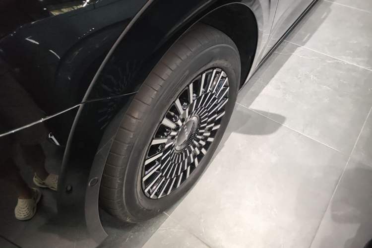 Used Zeekr 009 2024 Six-Seat Executive Version 4WD 108 kWh Left Front Wheel Hub