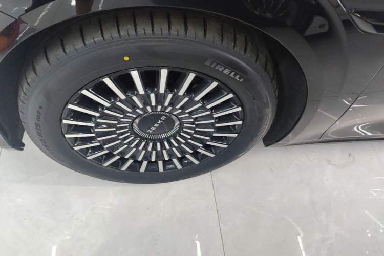 Used Zeekr 009 2024 Six-Seat Executive Version 4WD 140 kWh Left Front Wheel Hub