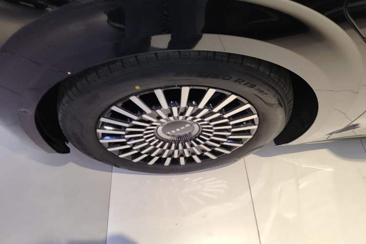 Used Zeekr 009 2024 Six-Seat Executive Version 4WD 108 kWh Left Front Wheel Hub