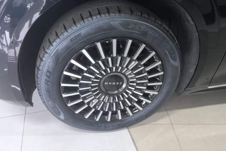 Used Zeekr 009 2024 Six-Seat Executive Version 4WD 140 kWh Left Front Wheel Hub