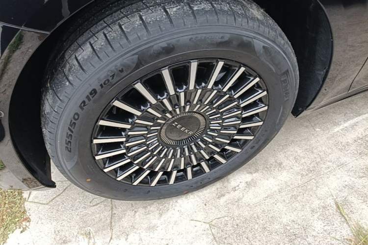 Used Zeekr 009 2024 7-Seater Aisle Version 108 kWh Left Front Wheel Hub