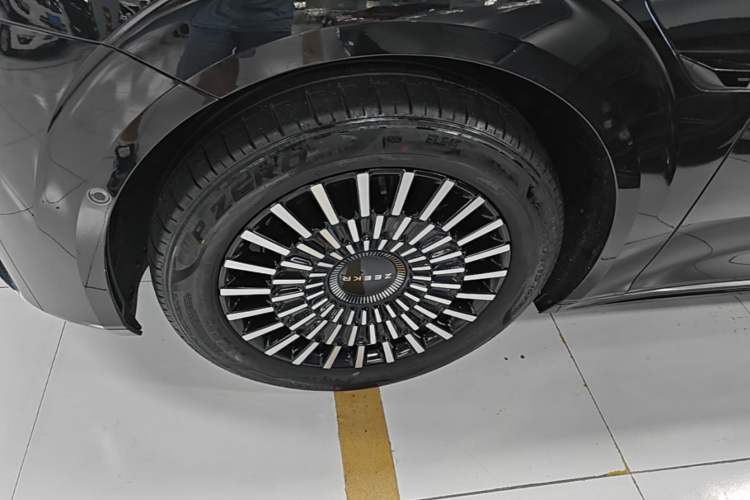 Used Zeekr 009 2024 7-Seater Walk-Through Version Four-Wheel Drive 108 kWh Left Front Wheel Hub
