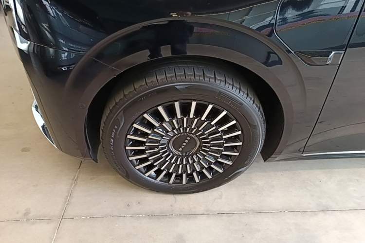Used Zeekr 009 2024 7-Seater Walk-Through Version Four-Wheel Drive 108 kWh Left Front Wheel Hub