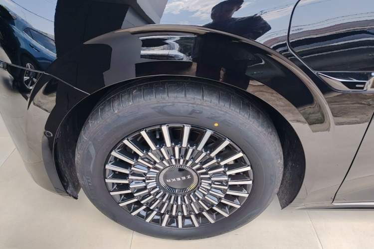 Used Zeekr 009 2024 7-Seater Walk-Through Version Four-Wheel Drive 108 kWh Left Front Wheel Hub
