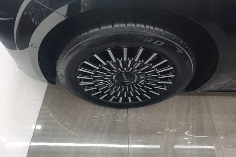 Used Zeekr 009 2024 7-Seater Aisle Version 108 kWh Left Front Wheel Hub