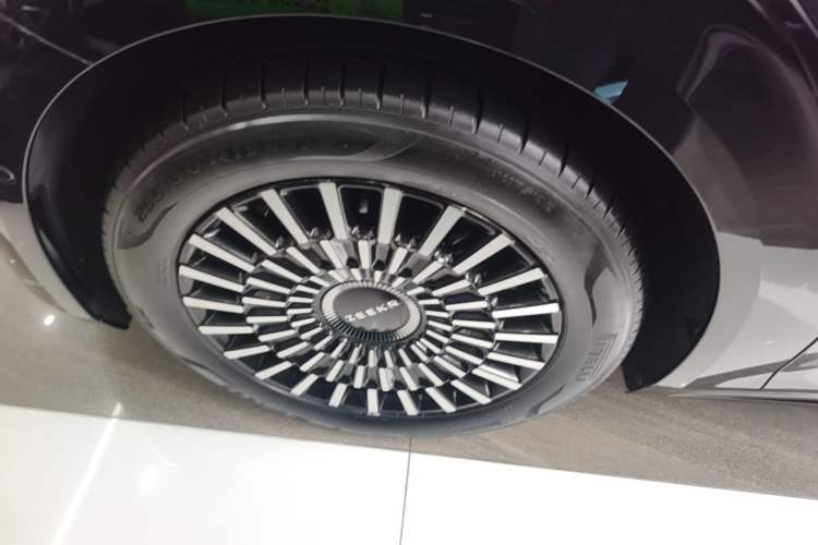 Used Zeekr 009 2024 7-Seater Walk-Through Version Four-Wheel Drive 108 kWh Left Front Wheel Hub