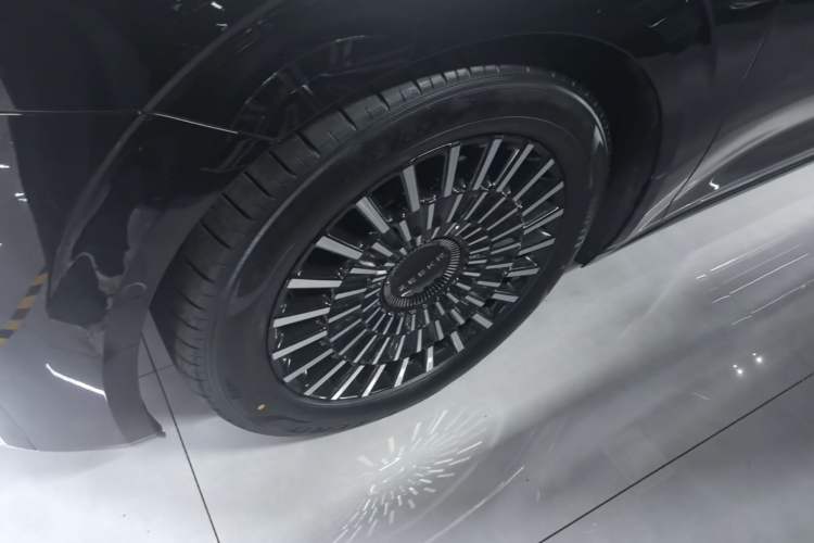 Used Zeekr 009 2024 Six-Seat Executive Version 4WD 108 kWh Left Front Wheel Hub