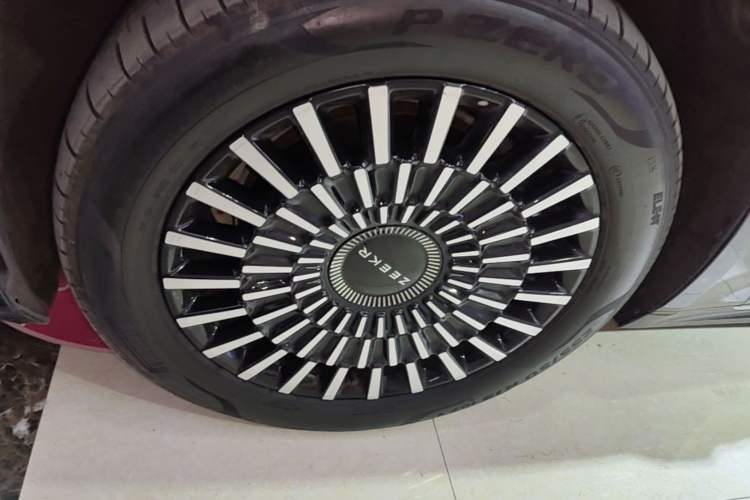 Used Zeekr 009 2024 Six-Seat Executive Version 4WD 108 kWh Left Front Wheel Hub
