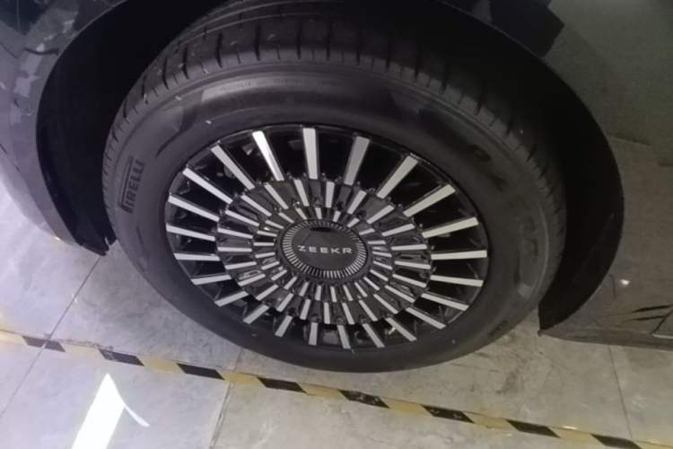 Used Zeekr 009 2024 7-Seater Walk-Through Version Four-Wheel Drive 108 kWh Left Front Wheel Hub