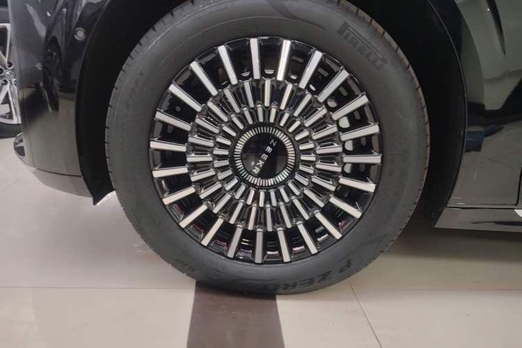 Used Zeekr 009 2024 7-Seater Walk-Through Version Four-Wheel Drive 108 kWh Left Front Wheel Hub