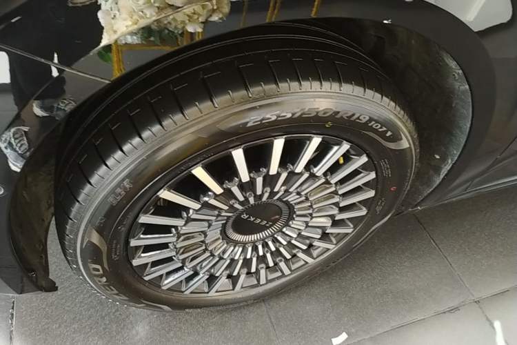 Used Zeekr 009 2024 Six-Seat Executive Version 4WD 108 kWh Left Front Wheel Hub