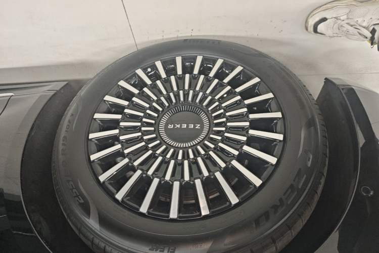 Used Zeekr 009 2024 7-Seater Walk-Through Version Four-Wheel Drive 108 kWh Left Front Wheel Hub