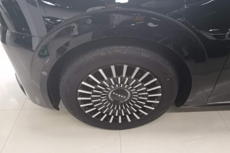 Used Zeekr 009 2024 Six-Seat Executive Version 4WD 108 kWh Left Front Wheel Hub