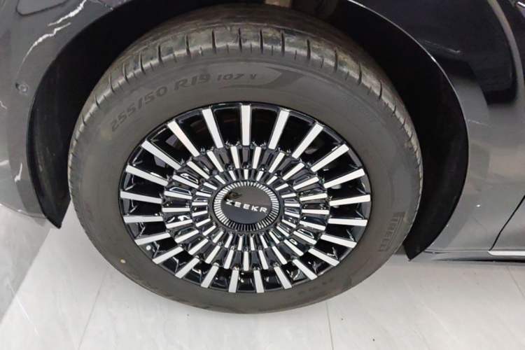 Used Zeekr 009 2024 7-Seater Aisle Version 108 kWh Left Front Wheel Hub