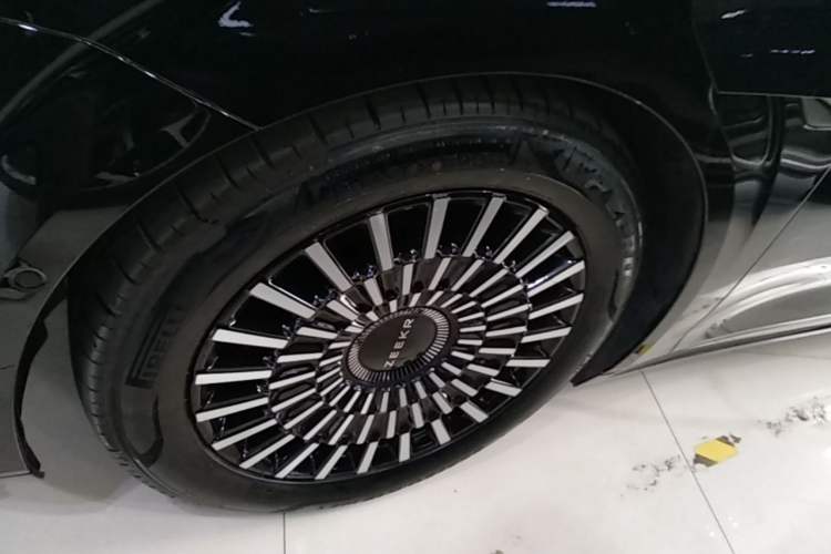 Used Zeekr 009 2024 7-Seater Aisle Version 108 kWh Left Front Wheel Hub