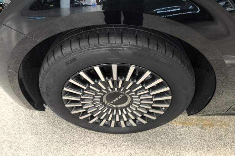 Used Zeekr 009 2024 Six-Seat Executive Version 4WD 108 kWh Left Front Wheel Hub