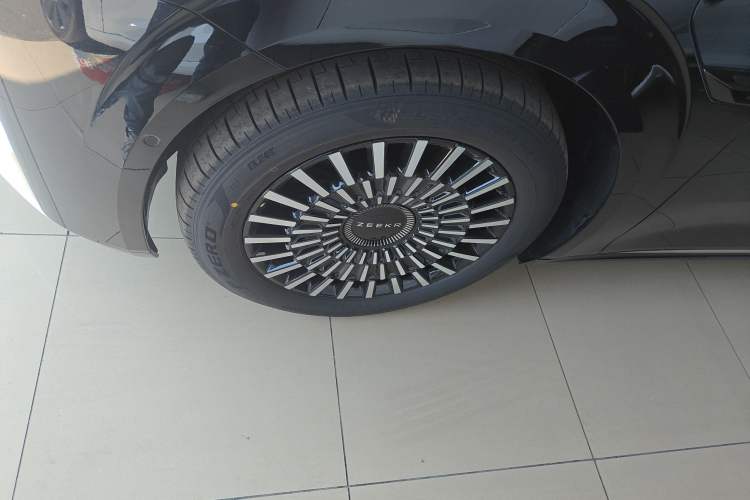 Used Zeekr 009 2024 7-Seater Aisle Version 108 kWh Left Front Wheel Hub