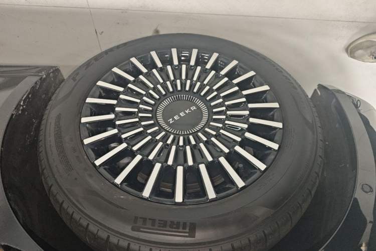 Used Zeekr 009 2024 7-Seater Walk-Through Version Four-Wheel Drive 108 kWh Left Front Wheel Hub