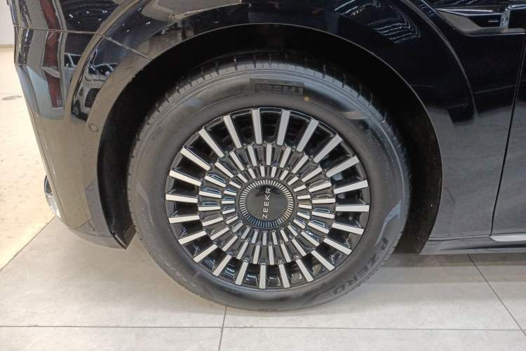 Used Zeekr 009 2024 7-Seater Walk-Through Version Four-Wheel Drive 108 kWh Left Front Wheel Hub