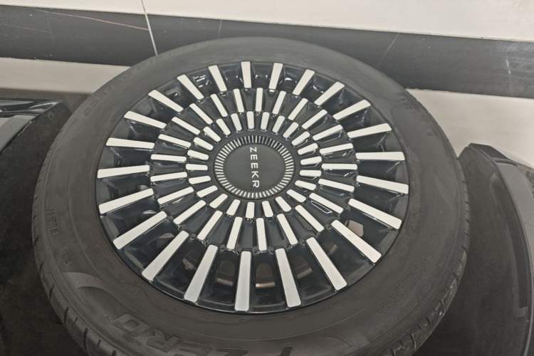 Used Zeekr 009 2024 7-Seater Walk-Through Version Four-Wheel Drive 108 kWh Left Front Wheel Hub