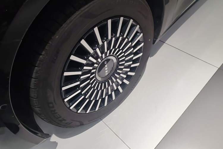 Used Zeekr 009 2024 7-Seater Walk-Through Version Four-Wheel Drive 108 kWh Left Front Wheel Hub