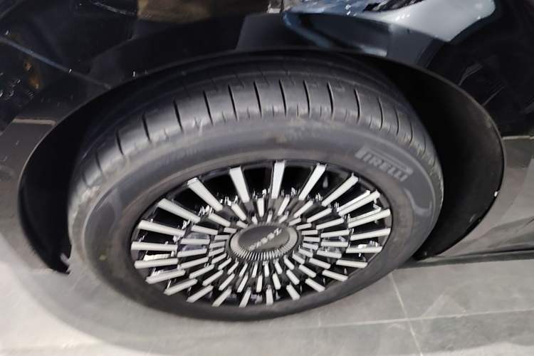 Used Zeekr 009 2024 Six-Seat Executive Version 4WD 108 kWh Left Front Wheel Hub