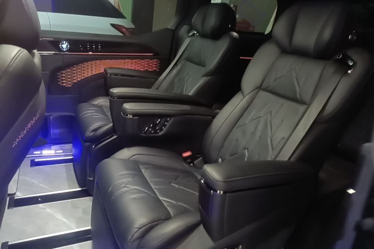 Used Zeekr 009 2024 7-Seater Walk-Through Version Four-Wheel Drive 108 kWh Left Rear Seat