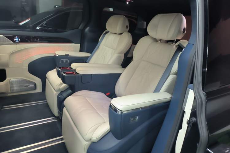 Used Zeekr 009 2024 Six-Seat Executive Version 4WD 108 kWh Left Rear Seat