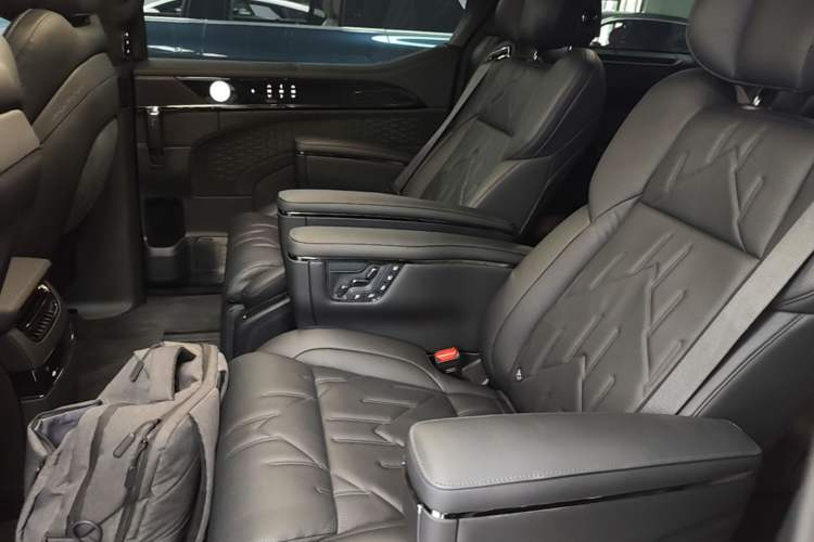 Used Zeekr 009 2024 7-Seater Walk-Through Version Four-Wheel Drive 108 kWh Left Rear Seat